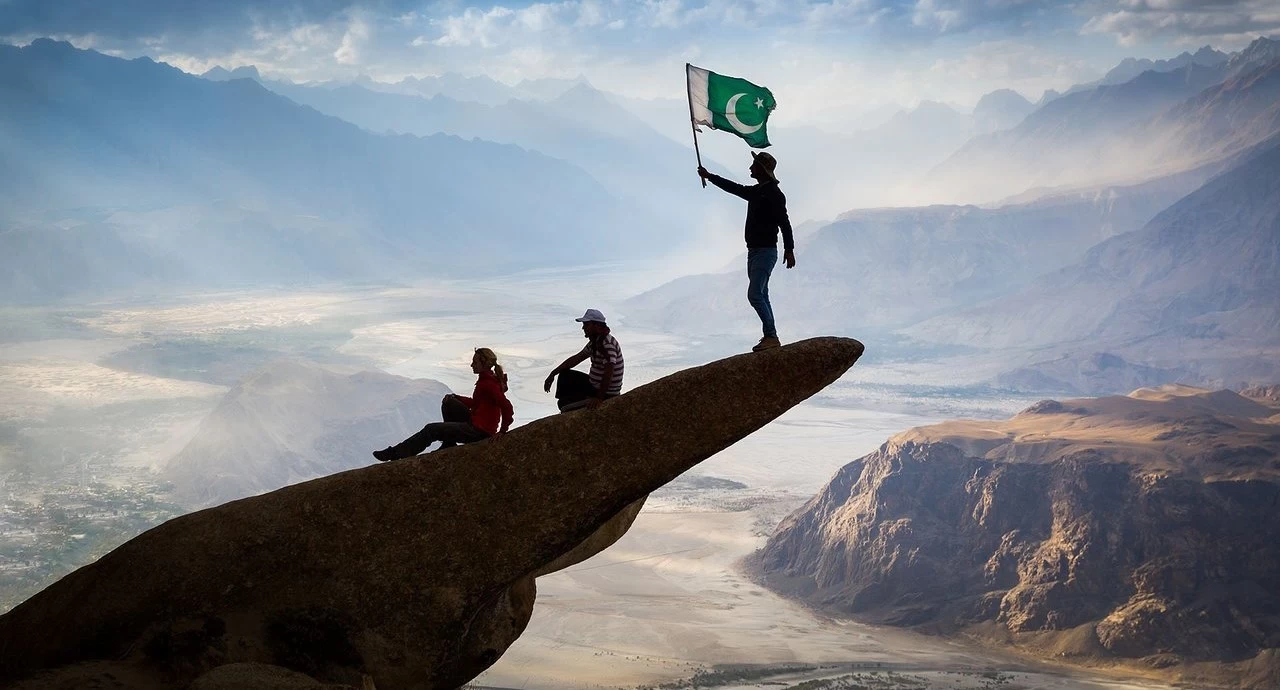 masrur-rock-pakistans-trolltunga